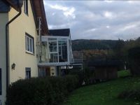 Vorgesetzter Balkon mit Wintergarten, Kunststoffdielen und Rohrgeländer aus Edelstahl